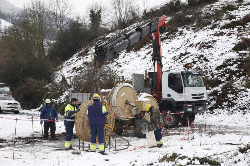 En los municipos de las Cuencas se afanan por despejar los accesos a los pequeños núcleos de población, que han quedado impracticables, no solo por la nieve acumulada, sino por argayos y caídas de árboles. La autopista del Huerna, por su parte, está abierta a todo tipo de vehículos.