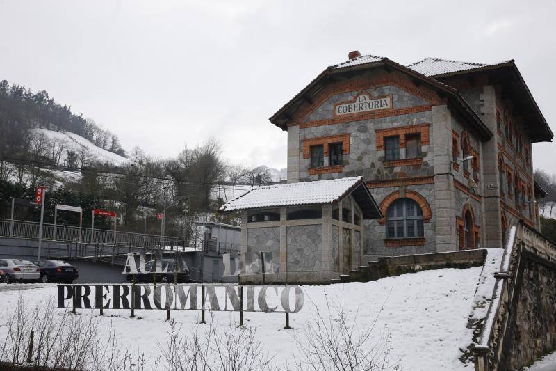 En los municipos de las Cuencas se afanan por despejar los accesos a los pequeños núcleos de población, que han quedado impracticables, no solo por la nieve acumulada, sino por argayos y caídas de árboles. La autopista del Huerna, por su parte, está abierta a todo tipo de vehículos.