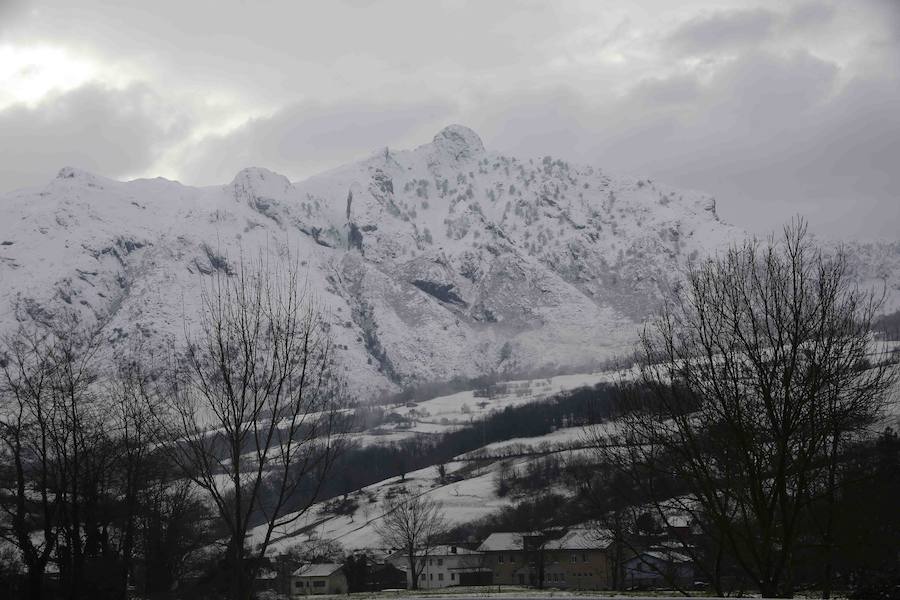 Localidades del Oriente de Asturias como Tielve o La Robellada están bajo un manto blanco. Las carreteras presentan cuantiosos problemas y el riesgo de aludes es importante en puntos como Sotres. 