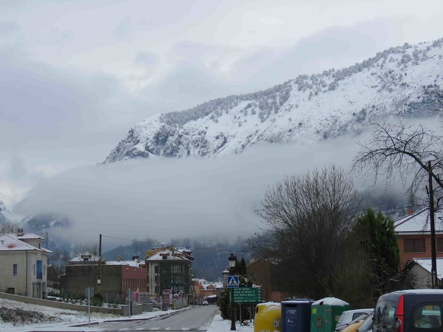 Localidades del Oriente de Asturias como Tielve o La Robellada están bajo un manto blanco. Las carreteras presentan cuantiosos problemas y el riesgo de aludes es importante en puntos como Sotres. 