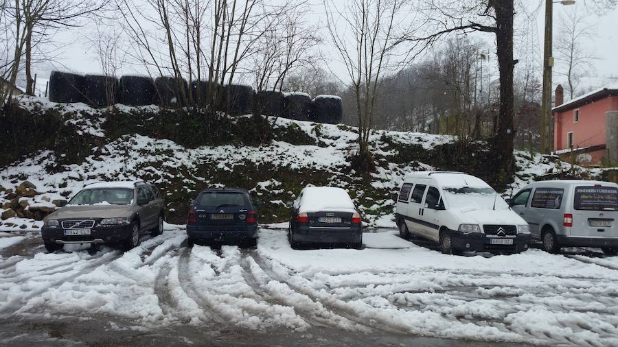 Localidades del Oriente de Asturias como Tielve o La Robellada están bajo un manto blanco. Las carreteras presentan cuantiosos problemas y el riesgo de aludes es importante en puntos como Sotres. 