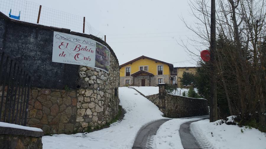 Localidades del Oriente de Asturias como Tielve o La Robellada están bajo un manto blanco. Las carreteras presentan cuantiosos problemas y el riesgo de aludes es importante en puntos como Sotres. 