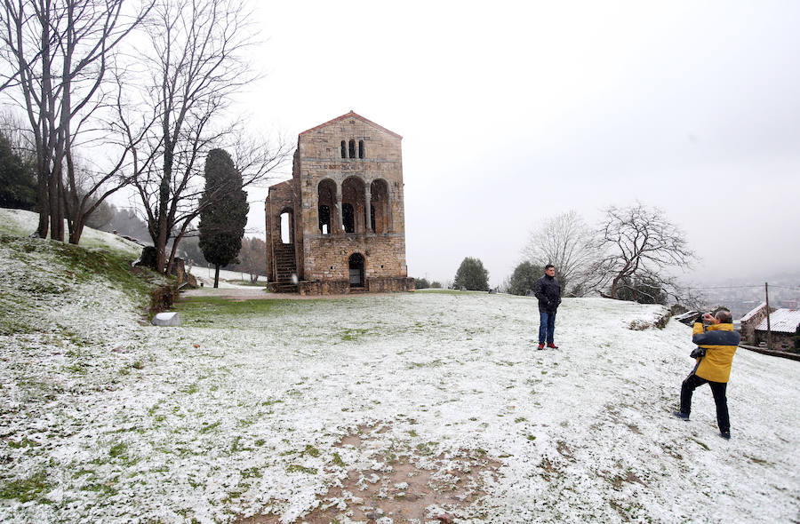 El Naranco cubierto de nieve se ha convertido en toda una atracción para muchos vecinos de Oviedo, que no han dudado en acercarse a disfrutar de la estampa. No obstante, el temporal también ha causado problemas en la capital asturiana, donde se han registrado varios argayos.