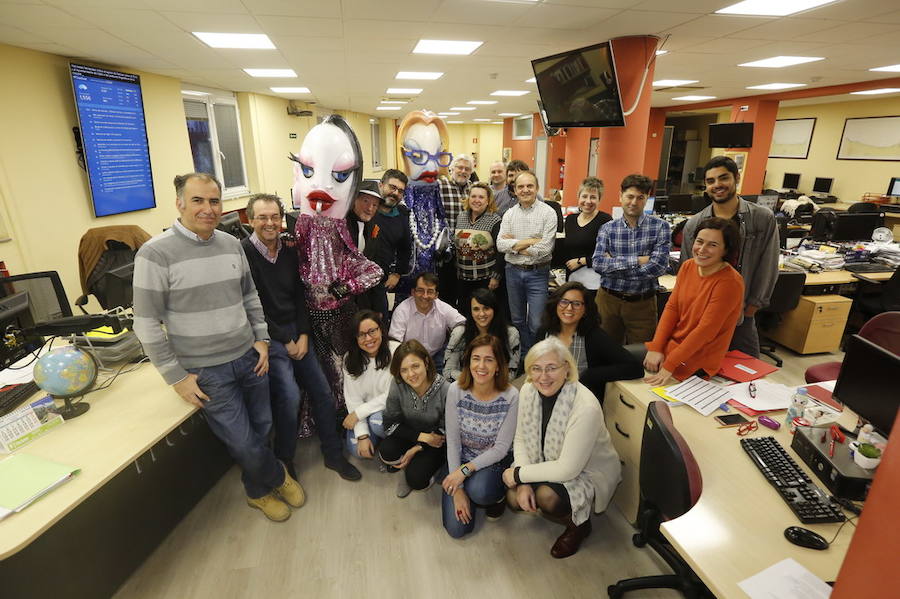 Derrochando humor, soltándose puyas entre madre e hijo y haciéndose selfies. Así pasearon este martes por la redacción de EL COMERCIO las sardinas del Antroxu de Gijón, en una visita que se ha convertido ya en una tradición por estas fechas.