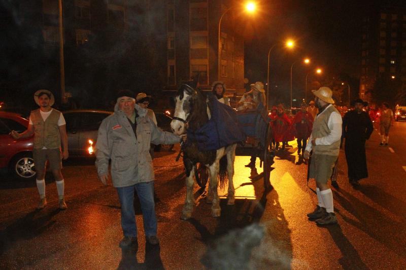 El tradicional desfile de mazcaritos, moxiganges y fanfarries en Llaranes da el pistoletazo de salida a una semana de celebraciones antroxeras en Avilés.