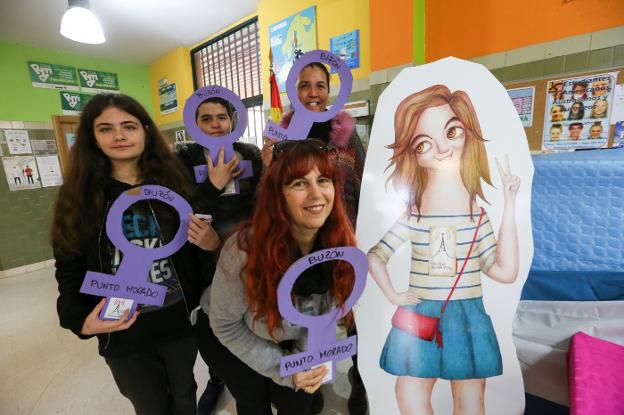 La orientadora Ana Fernández con algunas de las antenas informativas de La Magdalena. 