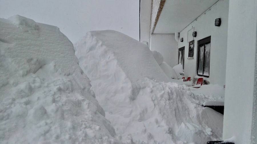 Oriente, Occidente, Valles Mineros... Incluso Oviedo ha vivido este miércoles una jornada marcada por las intensas precipitaciones en forma de nieve, que sigue cayendo en cotas bajas.