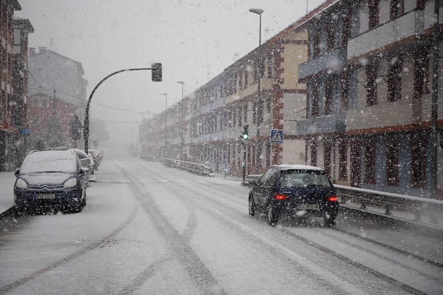 Los Valles Mineros siguen cubiertos de blanco. Localidades como Figaredo, en Mieres, o La Felguera, en Langreo, han registrado esta mañana intensas precipitaciones en forma de nieve.