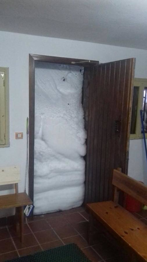 Los Valles Mineros siguen cubiertos de blanco. Localidades como Figaredo, en Mieres, o La Felguera, en Langreo, han registrado esta mañana intensas precipitaciones en forma de nieve. Por otra parte, en Valgrande-Pajares se han alcanzado espesores de hasta más de dos metros.