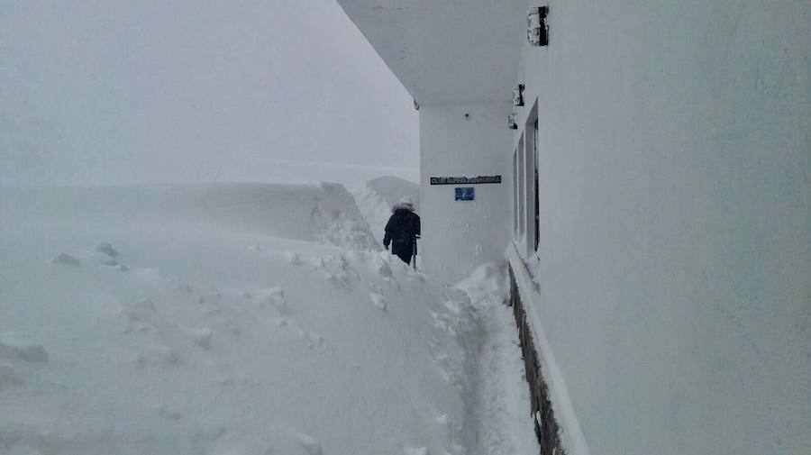 Los Valles Mineros siguen cubiertos de blanco. Localidades como Figaredo, en Mieres, o La Felguera, en Langreo, han registrado esta mañana intensas precipitaciones en forma de nieve. Por otra parte, en Valgrande-Pajares se han alcanzado espesores de hasta más de dos metros.