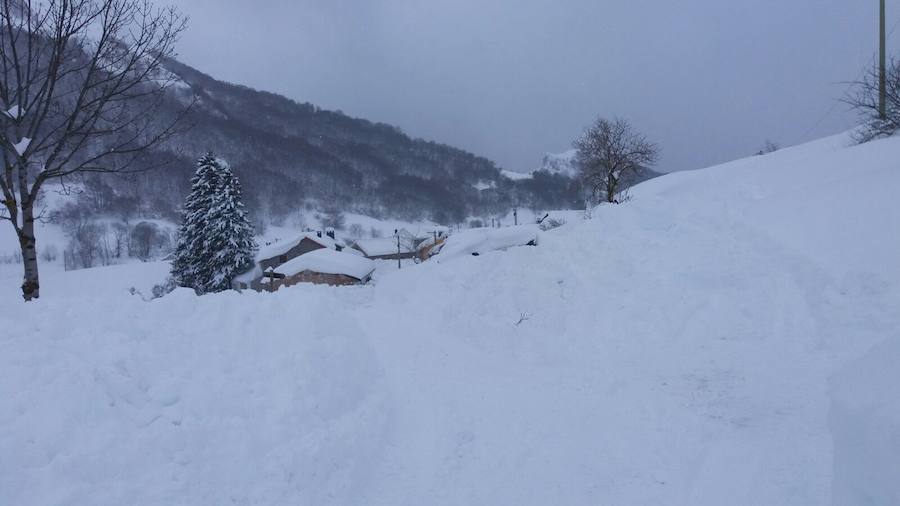 La cuenca media y alta del Navia y la comarca de los Oscos están cubiertas de un manto blanco. La nieve está dejando bellas estampas, pero está causando problemas en las comunicaciones y el suministro eléctrico.