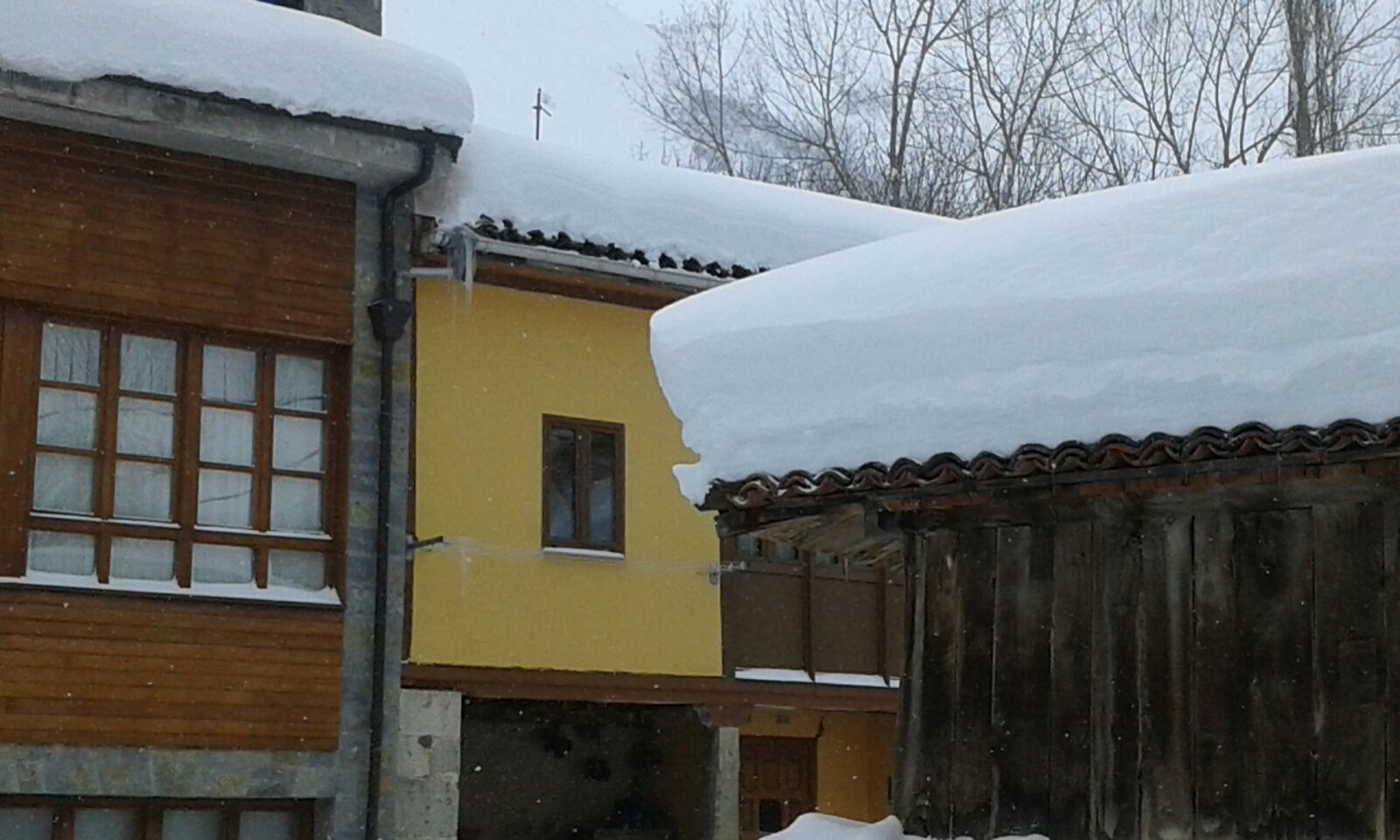 La cuenca media y alta del Navia y la comarca de los Oscos están cubiertas de un manto blanco. La nieve está dejando bellas estampas, pero está causando problemas en las comunicaciones y el suministro eléctrico.