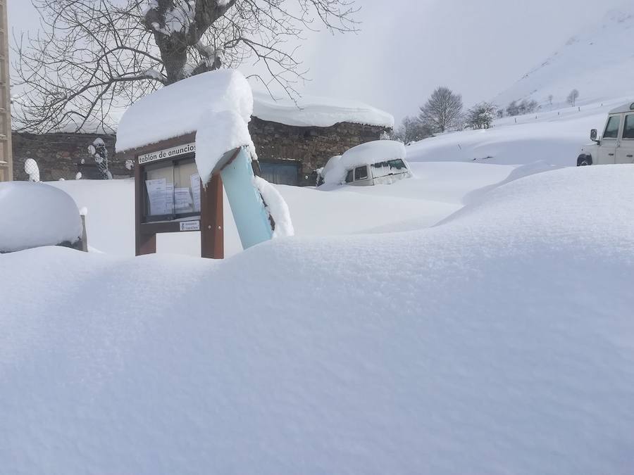 La cuenca media y alta del Navia y la comarca de los Oscos están cubiertas de un manto blanco. La nieve está dejando bellas estampas, pero está causando problemas en las comunicaciones y el suministro eléctrico.