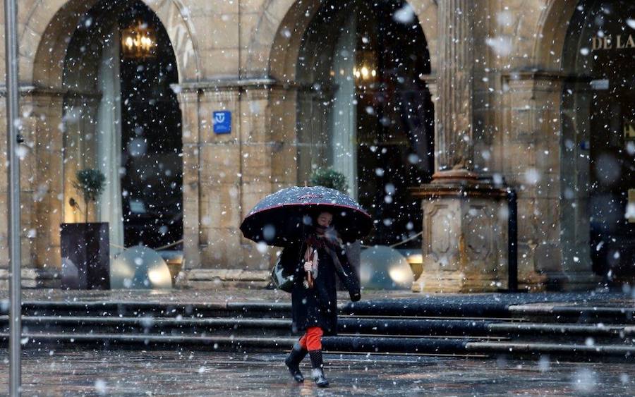 La nieve ha llegado al centro de Oviedo. Durante toda la mañana de este miércoles, los trapos han caído de forma persistente, aunque no llegó a cuajar.