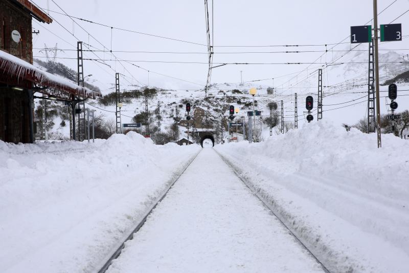 El temporal de frío que recorre estos días la comunidad deja capas de hasta 70 centímetros en algunos puntos del puerto