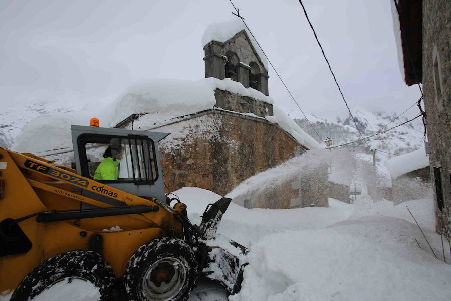 Más de un metro de nieve rodea el acceso de Sotres, en el concejo de Cabrales. El paso quedó cerrado ayer por aludes, cuyo riesgo de caída sigue siendo muy alto.