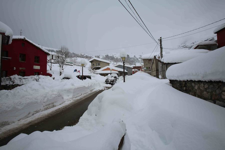 Más de un metro de nieve rodea el acceso de Sotres, en el concejo de Cabrales. El paso quedó cerrado ayer por aludes, cuyo riesgo de caída sigue siendo muy alto.