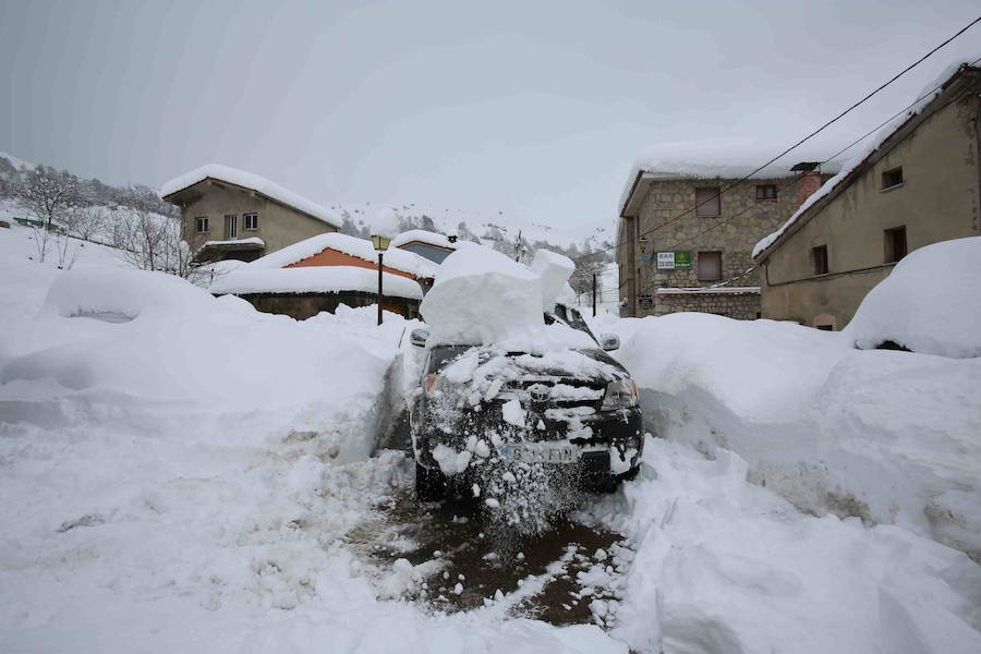 Más de un metro de nieve rodea el acceso de Sotres, en el concejo de Cabrales. El paso quedó cerrado ayer por aludes, cuyo riesgo de caída sigue siendo muy alto.