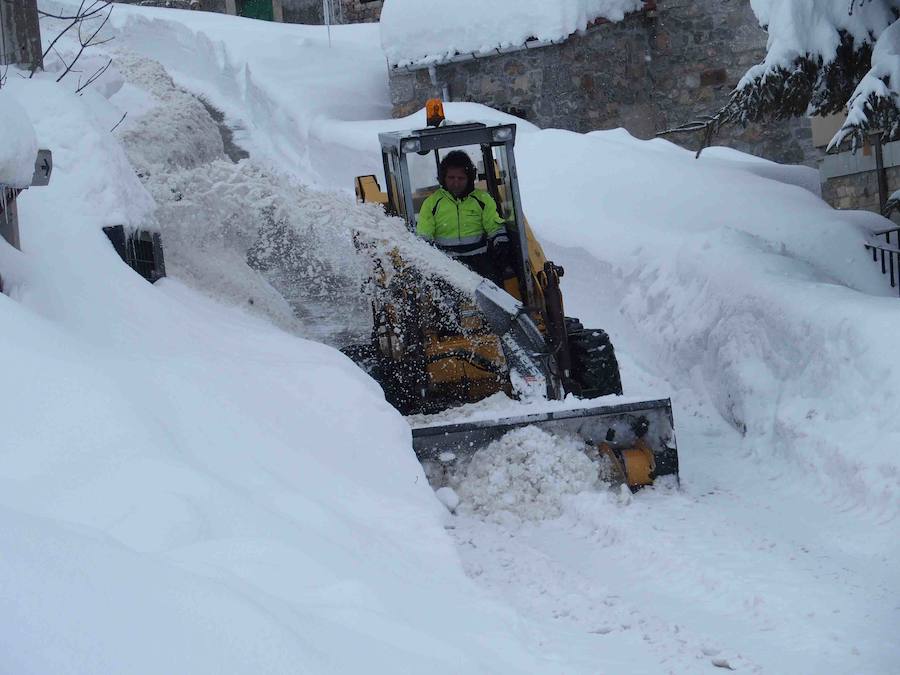 Más de un metro de nieve rodea el acceso de Sotres, en el concejo de Cabrales. El paso quedó cerrado ayer por aludes, cuyo riesgo de caída sigue siendo muy alto.