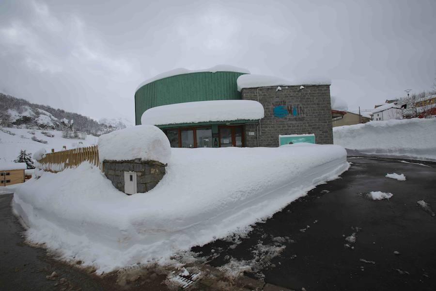 Más de un metro de nieve rodea el acceso de Sotres, en el concejo de Cabrales. El paso quedó cerrado ayer por aludes, cuyo riesgo de caída sigue siendo muy alto.