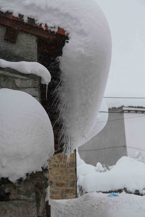 Más de un metro de nieve rodea el acceso de Sotres, en el concejo de Cabrales. El paso quedó cerrado ayer por aludes, cuyo riesgo de caída sigue siendo muy alto.