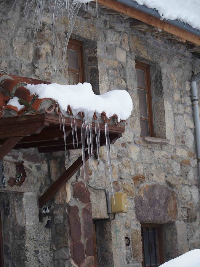 Más de un metro de nieve rodea el acceso de Sotres, en el concejo de Cabrales. El paso quedó cerrado ayer por aludes, cuyo riesgo de caída sigue siendo muy alto.