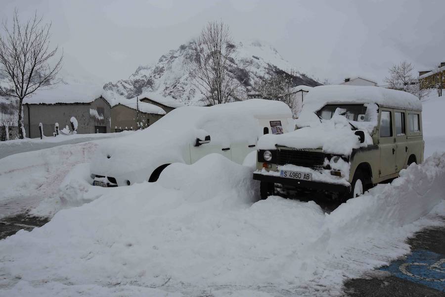 Más de un metro de nieve rodea el acceso de Sotres, en el concejo de Cabrales. El paso quedó cerrado ayer por aludes, cuyo riesgo de caída sigue siendo muy alto.