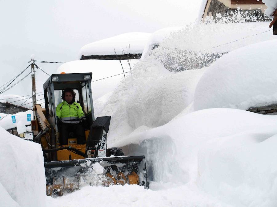 Más de un metro de nieve rodea el acceso de Sotres, en el concejo de Cabrales. El paso quedó cerrado ayer por aludes, cuyo riesgo de caída sigue siendo muy alto.