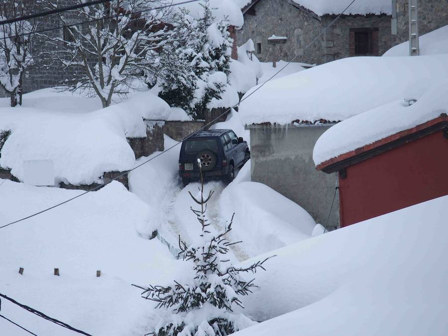 Más de un metro de nieve rodea el acceso de Sotres, en el concejo de Cabrales. El paso quedó cerrado ayer por aludes, cuyo riesgo de caída sigue siendo muy alto.