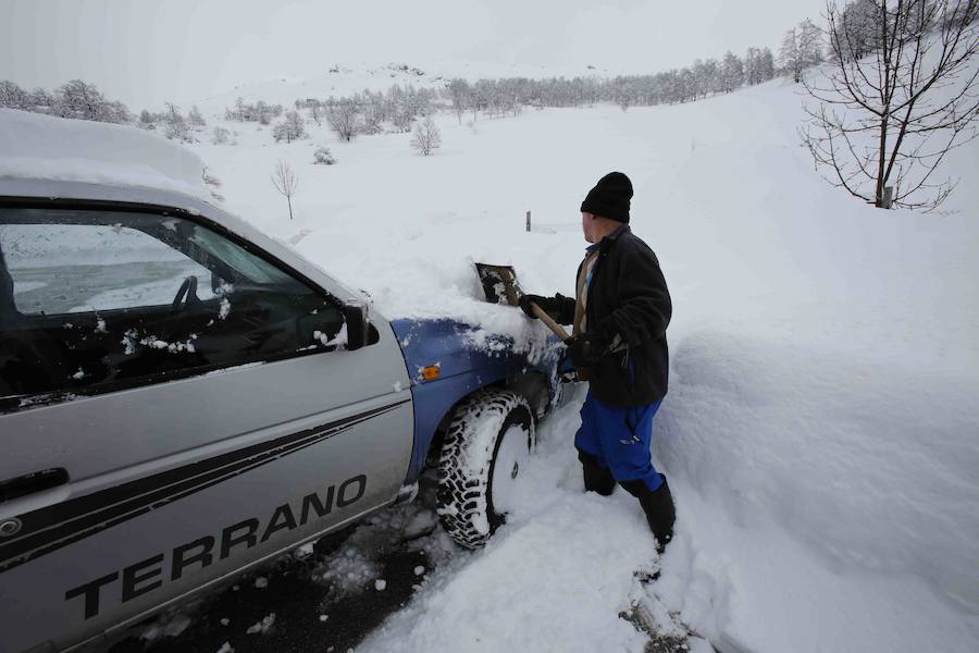 Más de un metro de nieve rodea el acceso de Sotres, en el concejo de Cabrales. El paso quedó cerrado ayer por aludes, cuyo riesgo de caída sigue siendo muy alto.