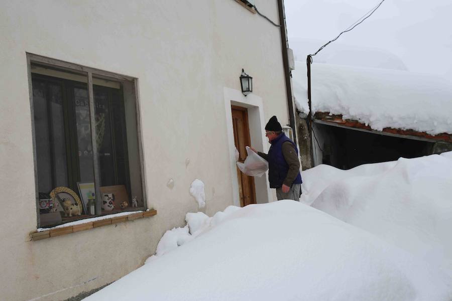 Más de un metro de nieve rodea el acceso de Sotres, en el concejo de Cabrales. El paso quedó cerrado ayer por aludes, cuyo riesgo de caída sigue siendo muy alto.