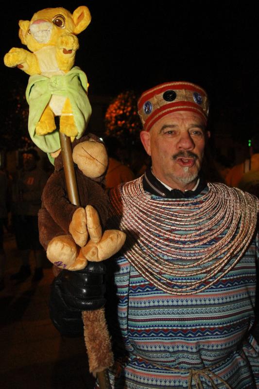 El desfile por el barrio de Llaranes y la entrega de medallas Sardina Arenque abrieron este miércoles la celebración del Antroxu en Avilés. La degustación de la 'garbanzada' puso el broche a la jornada.