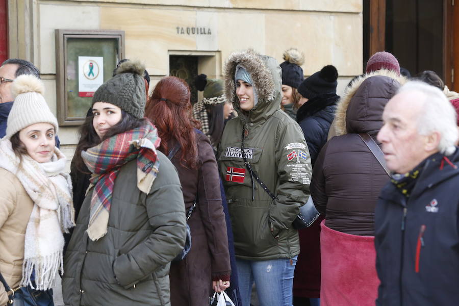 Cientos de personas soportan largas esperas bajo el frío polar para conseguir entradas para el concurso de charangas que se celebrará en el Teatro Jovellanos. Se trata de uno los actos centrales del Antroxu gijonés.