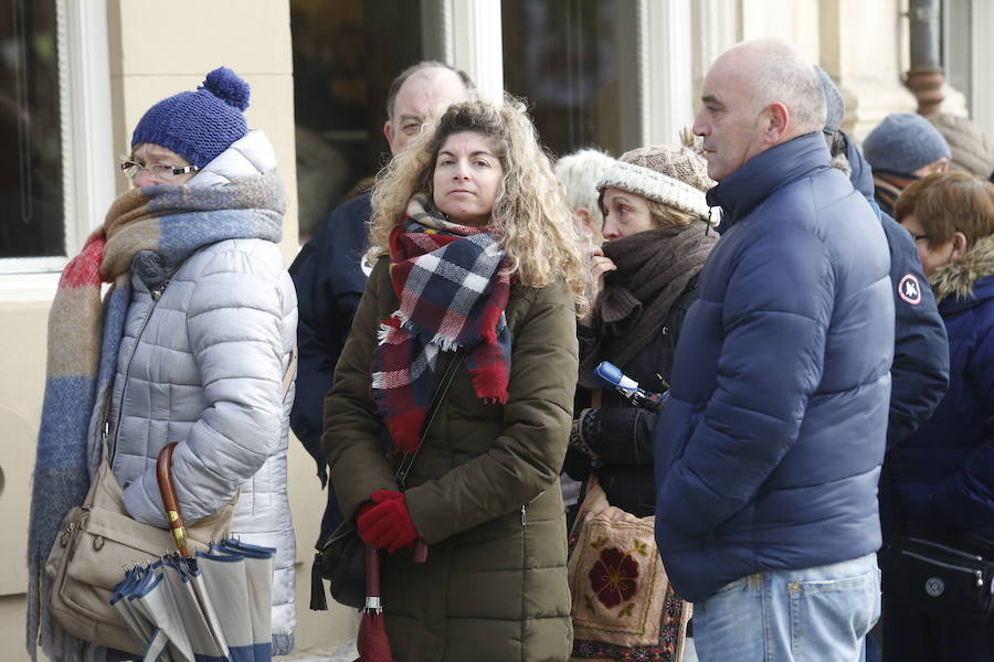 Cientos de personas soportan largas esperas bajo el frío polar para conseguir entradas para el concurso de charangas que se celebrará en el Teatro Jovellanos. Se trata de uno los actos centrales del Antroxu gijonés.