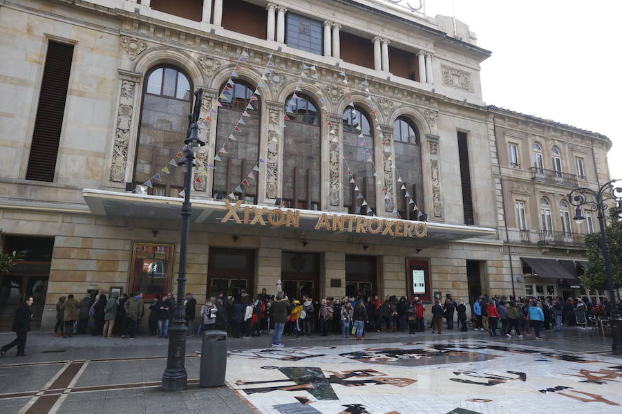 Cientos de personas soportan largas esperas bajo el frío polar para conseguir entradas para el concurso de charangas que se celebrará en el Teatro Jovellanos. Se trata de uno los actos centrales del Antroxu gijonés.