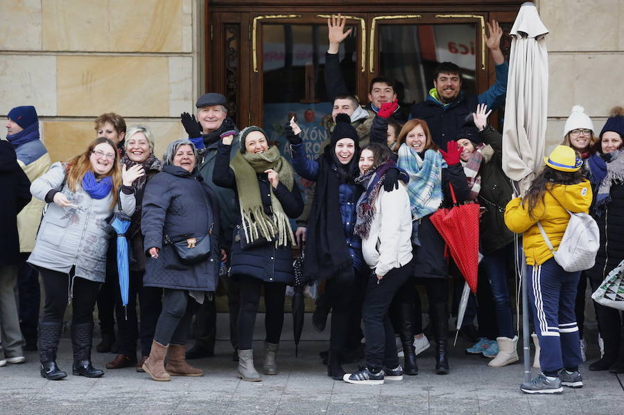 Cientos de personas soportan largas esperas bajo el frío polar para conseguir entradas para el concurso de charangas que se celebrará en el Teatro Jovellanos. Se trata de uno los actos centrales del Antroxu gijonés.