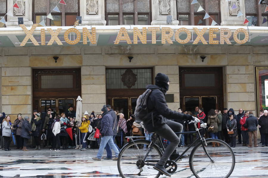 Cientos de personas soportan largas esperas bajo el frío polar para conseguir entradas para el concurso de charangas que se celebrará en el Teatro Jovellanos. Se trata de uno los actos centrales del Antroxu gijonés.