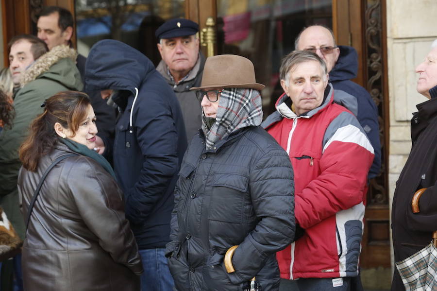 Cientos de personas soportan largas esperas bajo el frío polar para conseguir entradas para el concurso de charangas que se celebrará en el Teatro Jovellanos. Se trata de uno los actos centrales del Antroxu gijonés.