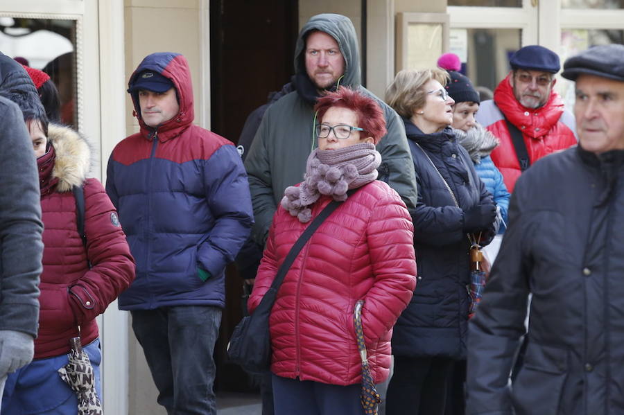 Cientos de personas soportan largas esperas bajo el frío polar para conseguir entradas para el concurso de charangas que se celebrará en el Teatro Jovellanos. Se trata de uno los actos centrales del Antroxu gijonés.