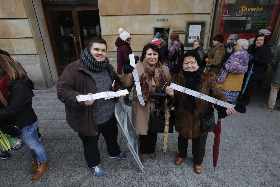 Cientos de personas soportan largas esperas bajo el frío polar para conseguir entradas para el concurso de charangas que se celebrará en el Teatro Jovellanos. Se trata de uno los actos centrales del Antroxu gijonés.