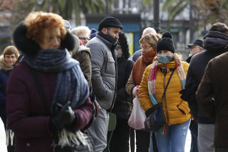 Cientos de personas soportan largas esperas bajo el frío polar para conseguir entradas para el concurso de charangas que se celebrará en el Teatro Jovellanos. Se trata de uno los actos centrales del Antroxu gijonés.