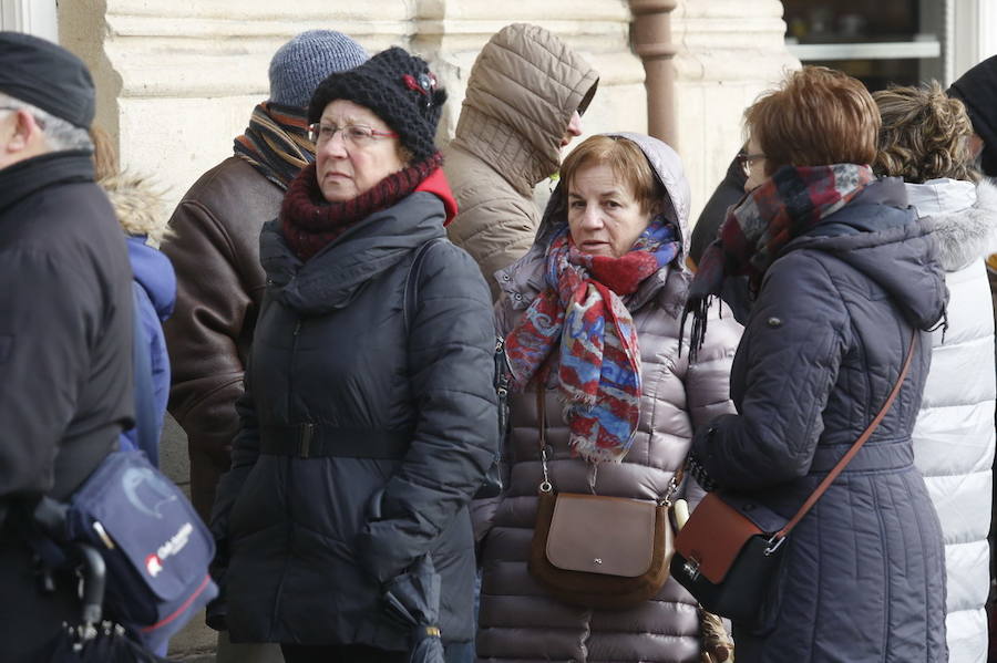 Cientos de personas soportan largas esperas bajo el frío polar para conseguir entradas para el concurso de charangas que se celebrará en el Teatro Jovellanos. Se trata de uno los actos centrales del Antroxu gijonés.