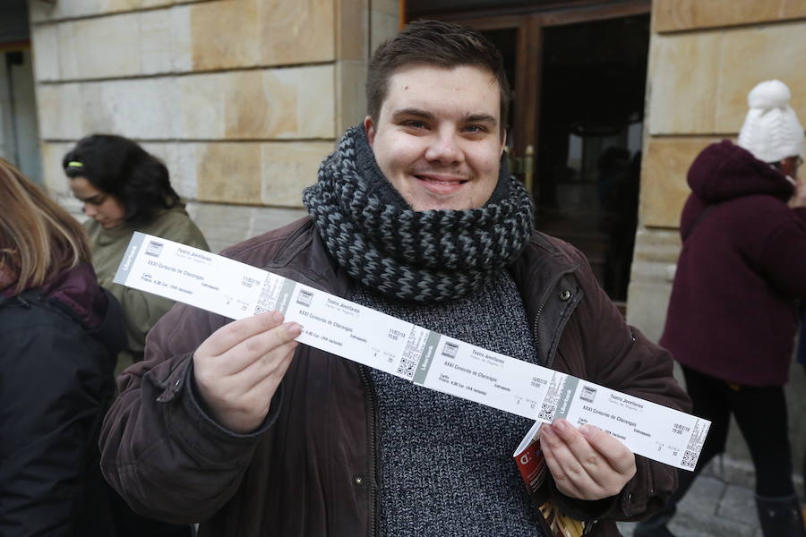 Cientos de personas soportan largas esperas bajo el frío polar para conseguir entradas para el concurso de charangas que se celebrará en el Teatro Jovellanos. Se trata de uno los actos centrales del Antroxu gijonés.