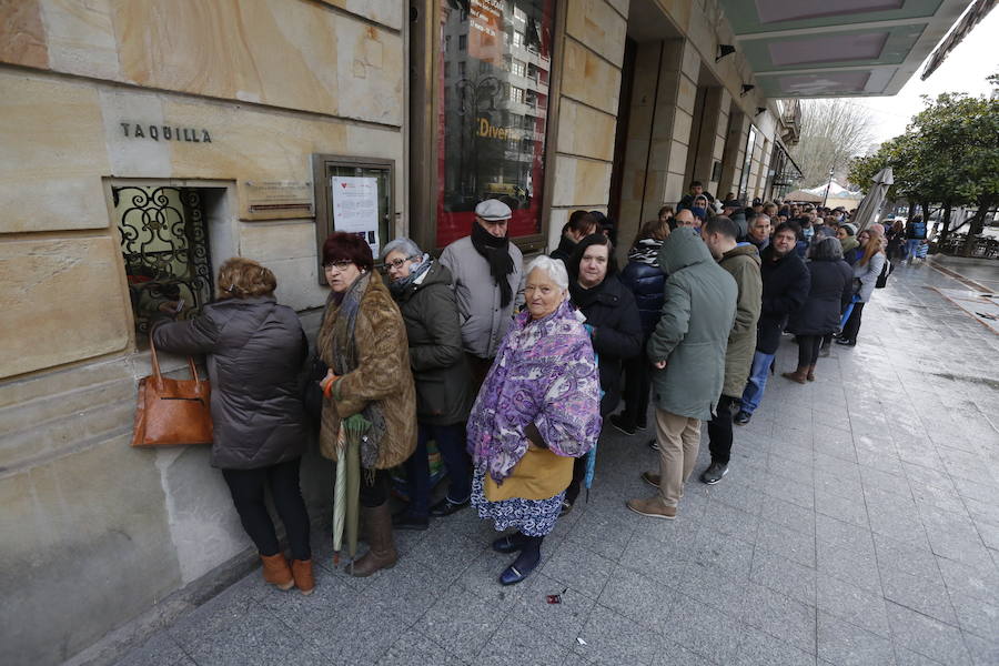 Cientos de personas soportan largas esperas bajo el frío polar para conseguir entradas para el concurso de charangas que se celebrará en el Teatro Jovellanos. Se trata de uno los actos centrales del Antroxu gijonés.