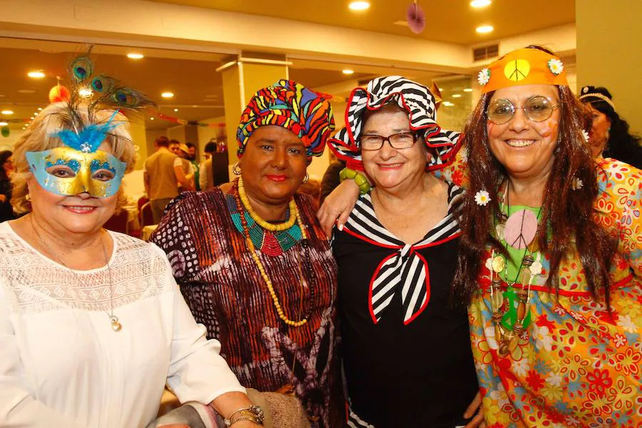 Las mujeres de Avilés disfrutan del Día de Comadres como marca la tradición