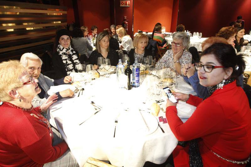 La cena de la tertulia feminista de la villa gijonesa reúne a multitud de mujeres para celebrar esta jornada previa al Antroxu