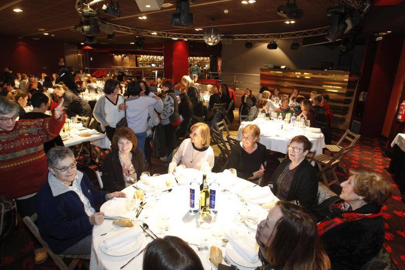 La cena de la tertulia feminista de la villa gijonesa reúne a multitud de mujeres para celebrar esta jornada previa al Antroxu