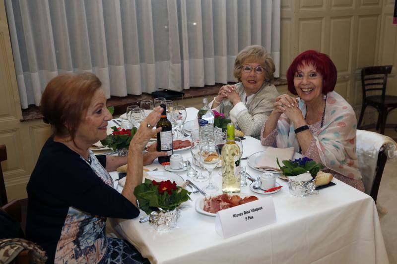 La cena de la tertulia feminista de la villa gijonesa reúne a multitud de mujeres para celebrar esta jornada previa al Antroxu