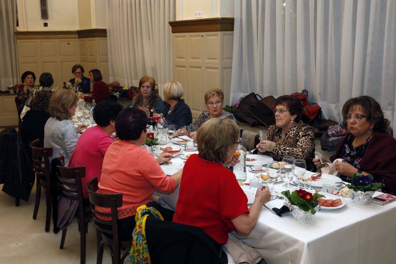 La cena de la tertulia feminista de la villa gijonesa reúne a multitud de mujeres para celebrar esta jornada previa al Antroxu
