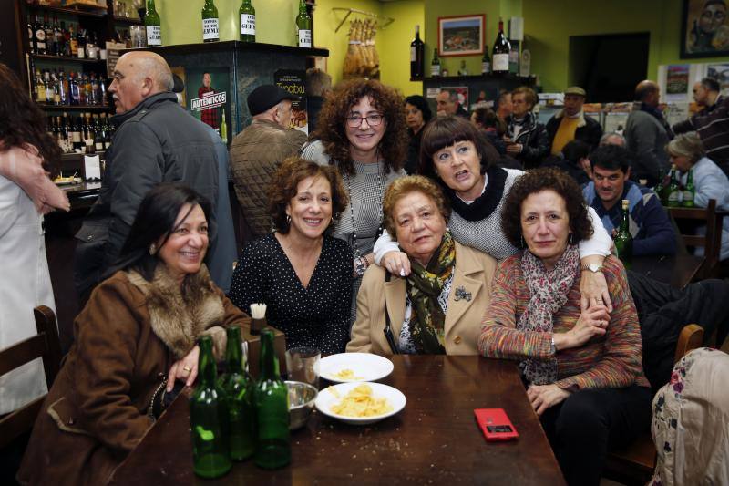 La cena de la tertulia feminista de la villa gijonesa reúne a multitud de mujeres para celebrar esta jornada previa al Antroxu